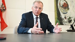 Landeshauptmann Thomas Stelzer gab der „Krone“ am Donnerstag ein Interview zur Gesundheitskrise ...