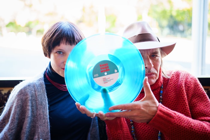 Während des Gesprächs werden die beiden Künstler das erste Mal mit der Vinyl-Version ihres ...