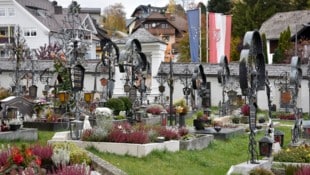 Roland Holitzky Ort der Erinnerung mit metallenen Kreuzen: Am Friedhof bei der Stille-Nacht-Basilika Mariapfarr.
