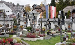Ort der Erinnerung mit metallenen Kreuzen: Am Friedhof bei der Stille-Nacht-Basilika Mariapfarr.