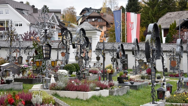 Ort der Erinnerung mit metallenen Kreuzen: Am Friedhof bei der Stille-Nacht-Basilika Mariapfarr.