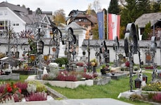 Ort der Erinnerung mit metallenen Kreuzen: Am Friedhof bei der Stille-Nacht-Basilika Mariapfarr.