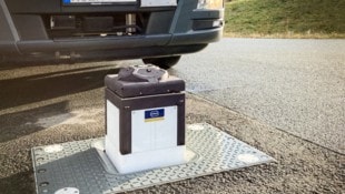 Die Ladestation fährt aus dem Boden und verbindet sich mit dem Lkw.