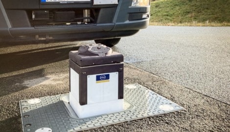 Die Ladestation fährt aus dem Boden und verbindet sich mit dem Lkw.