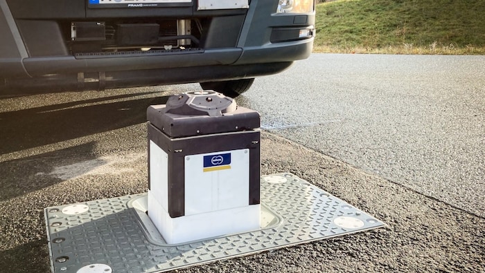 Die Ladestation fährt aus dem Boden und verbindet sich mit dem Lkw.