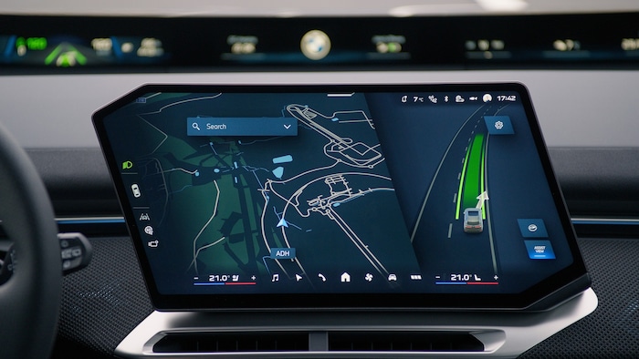 Der BMW iX3 weiß, wo er abfahren muss, und behält die Kontrolle bis zum Ende der Abfahrt.