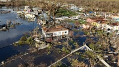 Bilder und Videos aus den betroffenen Gebieten zeigten zerstörte Häuser, überschwemmte Straßen ...