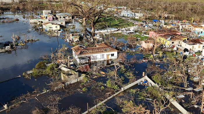 Bilder und Videos aus den betroffenen Gebieten zeigten zerstörte Häuser, überschwemmte Straßen ...