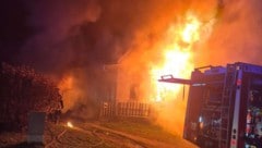 Ein Feuerball schoss nach den Explosionen aus dem Gebäude.