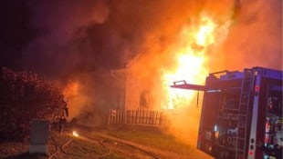 Ein Feuerball schoss nach den Explosionen aus dem Gebäude.