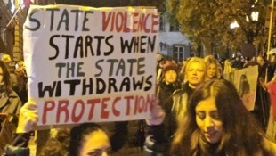 Am Mittwoch gingen in Riga Tausende auf die Straße, um für das Frauenschutzabkommen zu ...