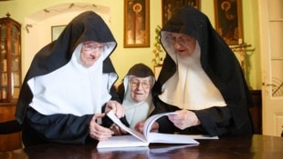 Die Schwestern Bernadette, Regina und Rita bleiben auch weiterhin standhaft.