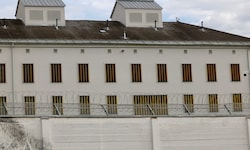 Die Angeklagten saßen während ihrer Taten bereits in der Justizanstalt Graz-Karlau ein.