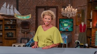 Altes Konzept, neues Gesicht: Ab heute Abend moderiert Arabella Kiesbauer „Bares für Rares“ auf ...
