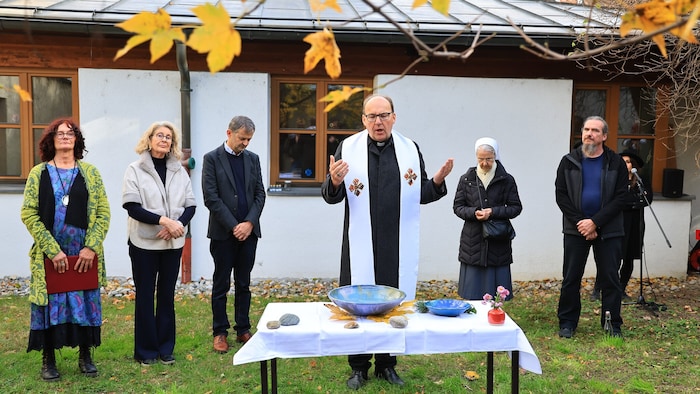 Bischof Hermann Glettler (Mi.) segnete die neue Heimat von „Leo“.
