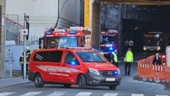 Die Feuerwehr ist beim Festspielhaus im Einsatz.