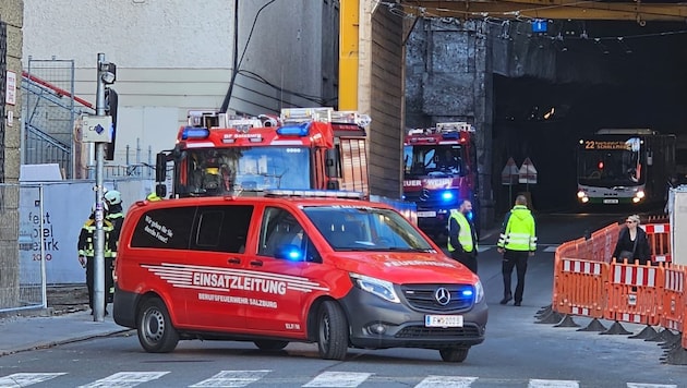 Die Feuerwehr ist beim Festspielhaus im Einsatz.