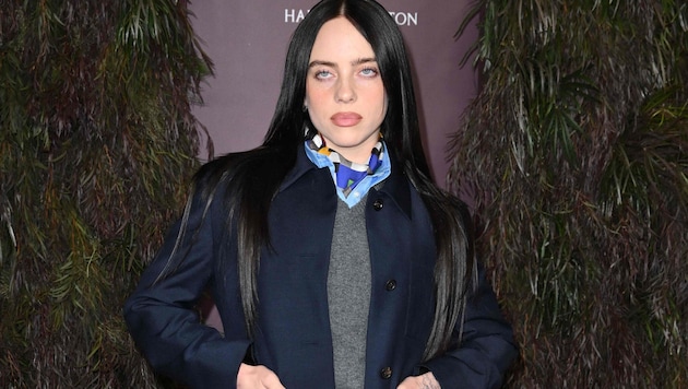 Billie Eilish ist neben ihrer Musik auch für ihren betont weiten Kleidungsstil bekannt.