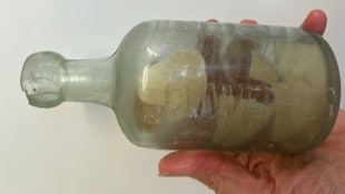Beim Müllsammeln die große Entdeckung – in der „Schweppes“-Flasche fanden sich noch recht gut ...