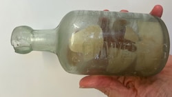 Beim Müllsammeln die große Entdeckung – in der „Schweppes“-Flasche fanden sich noch recht gut ...