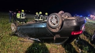 Der Wagen wurde etwa 45 Meter von der Straße entfernt auf einem Feld gefunden.