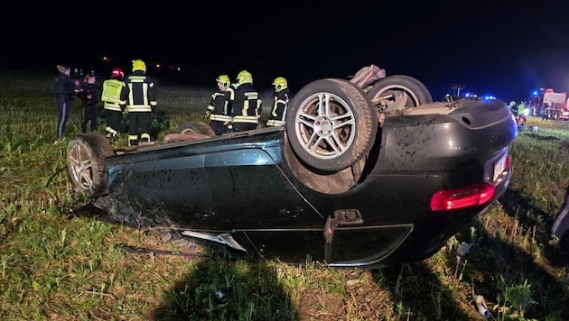 Der Wagen wurde etwa 45 Meter von der Straße entfernt auf einem Feld gefunden.