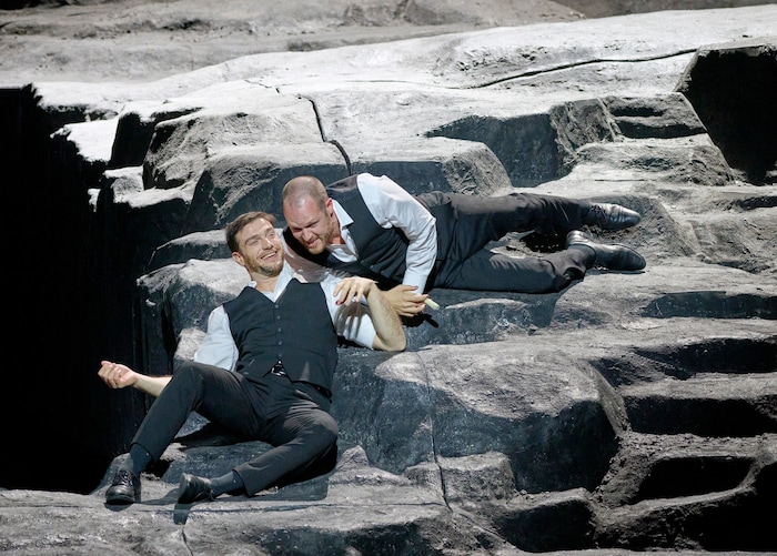 Mattia Olivieri (li.) und Philippe Sly als Don Giovanni und sein Diner Leporello in der Wiener ...