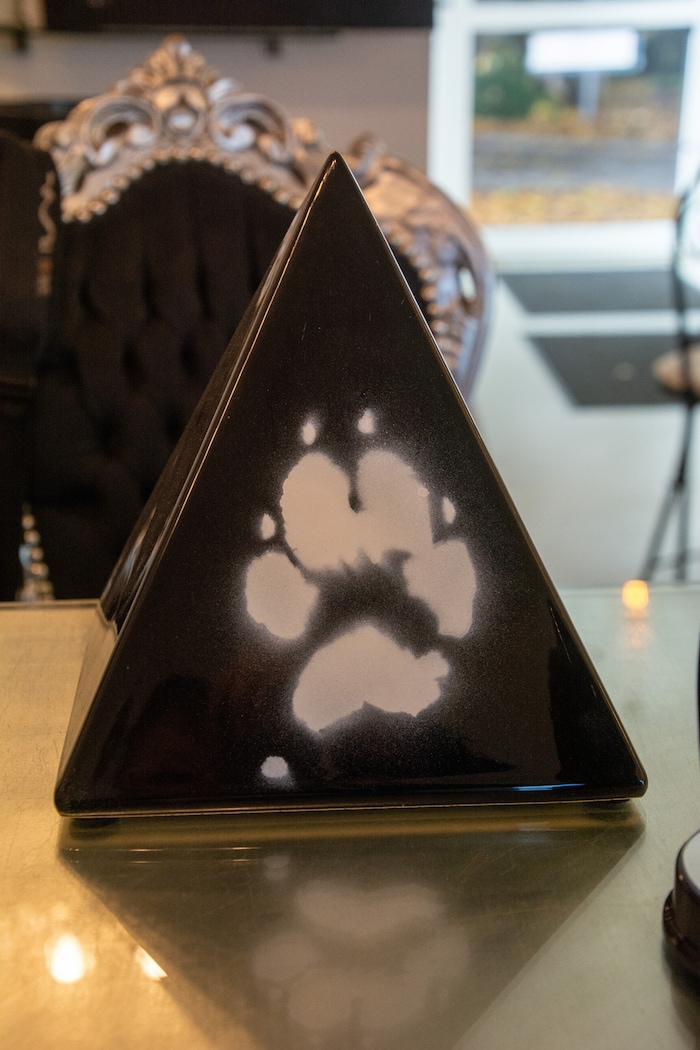 Eine Urne mit Airbrush-Pfotenabdruck.