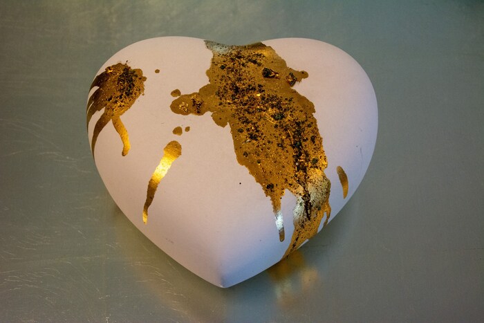 Ins Gold ist ebenfalls Asche eingearbeitet.