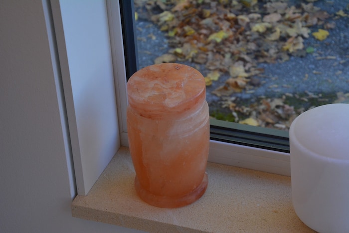 Eine Urne aus Salzstein.