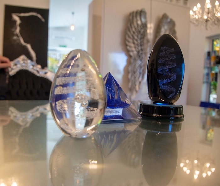 Hier ist die Asche des geliebten Vierbeiners eingearbeitet.