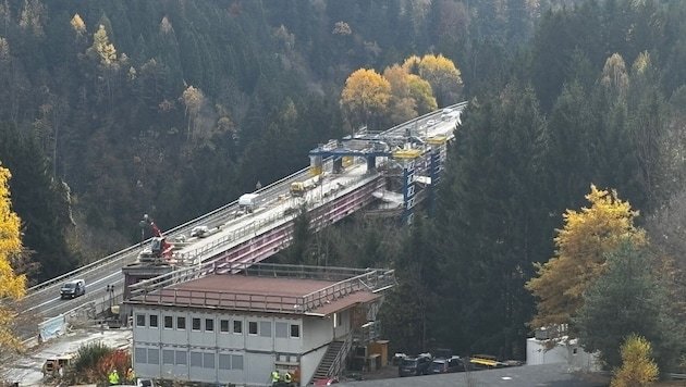 On Friday morning, a crane fell into the depths here.