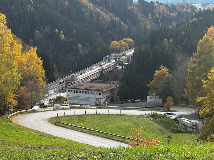 Auf der A10 wird die Brücke im Liesertal saniert.