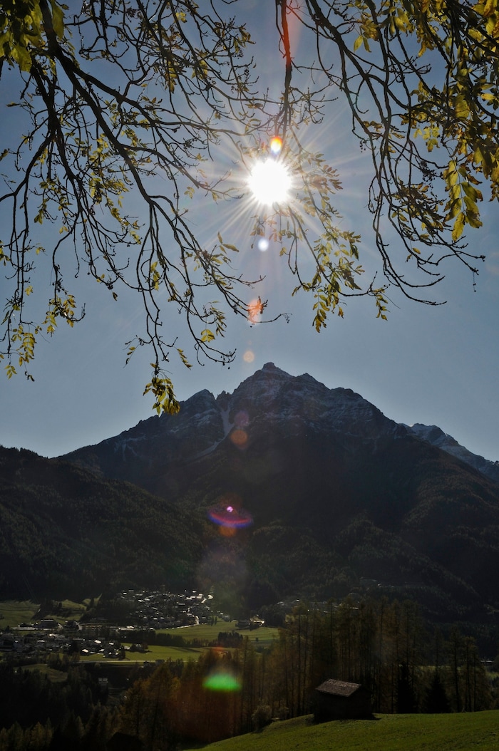 Bei der Wanderung zum Stockerhof drängt sich am Beginn die formschöne Serles auf.