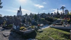 Das Wetter zeigt sich beim Besuch am Friedhof (hier: Kirchberg an der Raab) von seiner besten ...