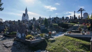 Das Wetter zeigt sich beim Besuch am Friedhof (hier: Kirchberg an der Raab) von seiner besten ...