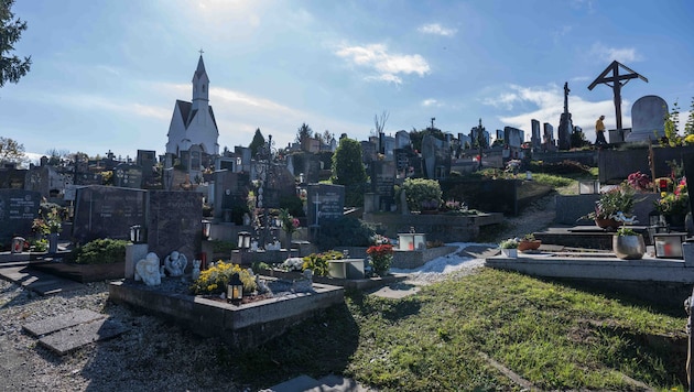 Das Wetter zeigt sich beim Besuch am Friedhof (hier: Kirchberg an der Raab) von seiner besten ...