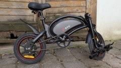 Ein richtiges Klapprad ist das DYU D3F nicht, nur der Lenker lässt sich einklappen. Damit wird ...