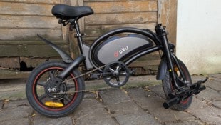 Ein richtiges Klapprad ist das DYU D3F nicht, nur der Lenker lässt sich einklappen. Damit wird ...