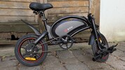 Ein richtiges Klapprad ist das DYU D3F nicht, nur der Lenker lässt sich einklappen. Damit wird ...