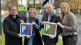 Janschka, Haidvogel, Moser und Zeidler-Beck (von links) protestieren gegen die Parkpickerl-Pläne ...