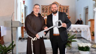 Bürgermeister Markus Fäßler bekam den Klosterschlüssel überreicht.