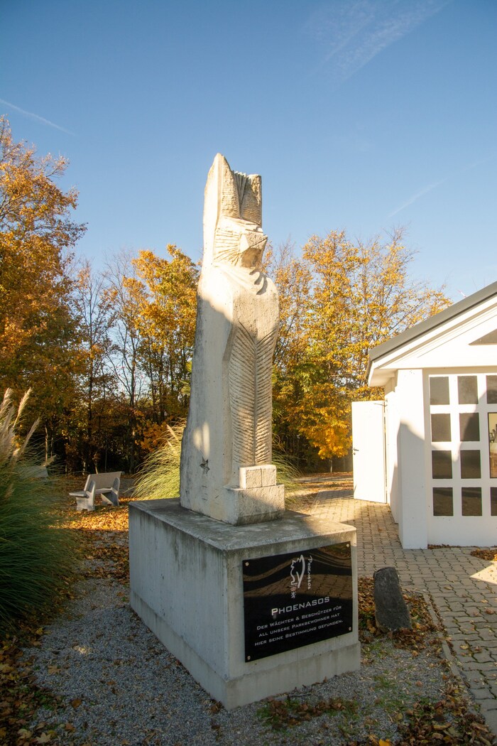 Unter Phoenasos, dem Wahrzeichen des Friedhofes und ein Werk von Gala von See, wird ihr Vater ...