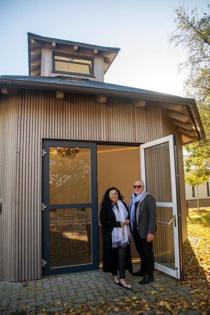 Gala von See und Andreas Hitzinger vor dem Verabschiedungspavillon.