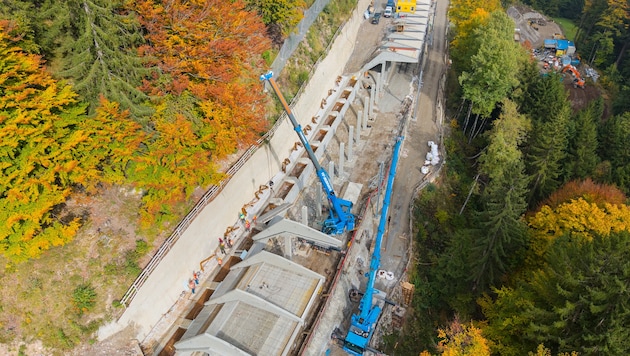Eines der größten Einzelprojekte war die Errichtung einer neuen Lawinenschutzgalerie im Bereich ...