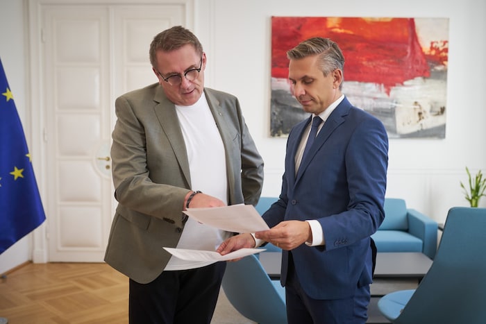 Schulterschluss: Manfred Hippold, Betriebsratschef Voestalpine, und Minister Wolfgang ...