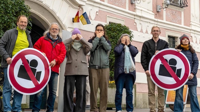Die Grünen protestierten vor dem Rathaus gegen das Aus des Livestreams der Gemeinderatssitzung.