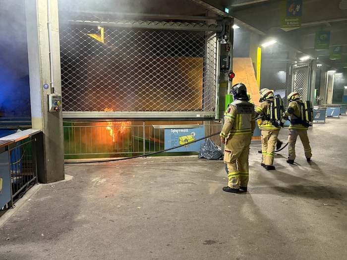 In einem Sperrmüllcontainer brach der Brand aus.