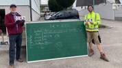 Jonathan Messerer (re.) übergab die Tafeln Bert von Mirren.