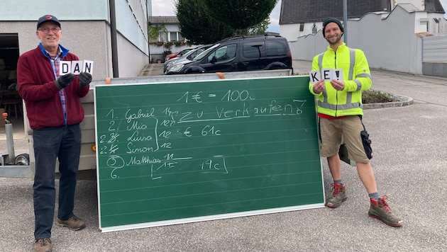 Jonathan Messerer (re.) übergab die Tafeln Bert von Mirren.